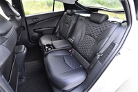 後席の定員は2人に限定。左右座席間には、小物入れが設けられている。