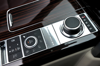 路面を問わず高い走破性を発揮する「テレイン・レスポンス」システムは「2」に進化。最適なプログラムを自動的に選択する「オート」機能が加わった。試乗車のウッドトリムは標準の「フィギュアド・マカッサル」。