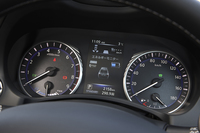 メーターはアナログの2眼式で、中央の液晶画面には、各種の車両情報や安全装備の警告などが表示される。
    