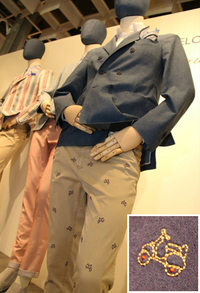 「チンクアントゥーノ」のパンツには、無数のスクーター模様のステッチ（写真別枠）が。