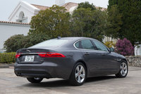 全長×全幅×全高＝4965×1880×1455mmというボディーサイズは従来モデルとほぼ同じだが、ホイールベースは50mm延ばされて2960mmとなった。