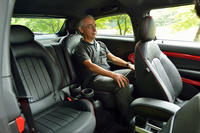 後席に腰掛けてみたところ。左右の座席間に見えるのはカップホルダーで、レールに沿って、前後にスライドできる。
    