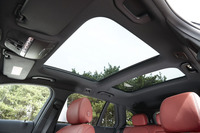 「メルセデスAMG C43 4MATICステーションワゴン」には、「パノラミックスライディングルーフ」が備わる。前後2枚のガラスで構成されており、前半部分は開閉可能。