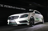 総勢17台の大軍団を擁して、東京オートサロンに初出展したメルセデス・ベンツ＆スマート。今後はオートサロンの国際化、オフィシャル化が、さらに加速するかも……。
    