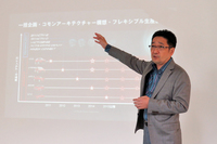 マツダの戦略について語る、「デミオ」のチーフエンジニアである商品本部主査の土井 歩さん。デミオに関しては、半年に1台のペースで特別仕様車を投入したいとのこと。
    