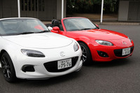 この角度から見ると、新型（左）のマスクは下端に向かってアゴを突き出したような形状になっていることがわかる。下端にはチンスポイラーが装着され、空力性能も向上している。