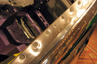 
	Aピラー部分の写真。一般的にはスポット溶接を用いるが、新型XJはリベット接合される
	 