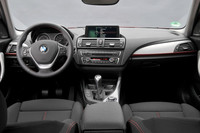 センターパネルがややドライバー側に向けられたコクピットデザインは先代から受け継がれた。