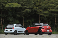 「トゥインゴ」の車重は1010kg（前460kg＋後ろ550kg）で前後の重量配分は45.5：54.5。対する「スマート」は1060kg（前470kg＋後ろ590kg）で重量配分は44.3：55.7（車検証記載値による）。