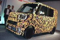 2014年11月に発表される予定の、ダイハツの新型軽乗用車。
    