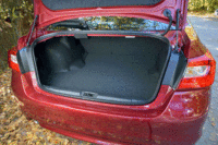 トランクスルー機構が備わる「B4」の荷室。標準時の容量は525リッターで、先代モデルよりも45リッター広くなっている。（写真をクリックするとシートの倒れるさまが見られます）