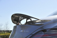 リトラクタブルリアスポイラーは、速度が120km/h以上になると自動的に立ち上がり、80km/h以下になると自動で収納される。