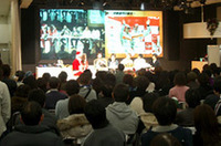 【写真上】（左から順に）伊藤大輔、道上龍、玉田誠、清成龍一、高橋裕紀の各選手。【写真下】用意された200席はたちまち満席に。ちなみに当日もっとも早かった方は、午後1時開始のイベントにもかかわらず朝5時半の来場（！）。記念にDVDがプレゼントされた。