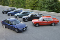 歴代「BMW 3シリーズ」（写真左手前が最新モデル）。1975年に初代モデルがデビューした同車は、今年で誕生40周年を迎える。
    