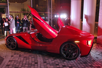 左右のドアはリアヒンジの跳ね上げ式。その様子から、奥山氏が「バンザイ・ドア」と命名。