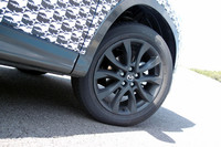 ホイールのサイズは、標準が17インチ。オプションで、ふたまわり大きな19インチ（写真）も用意される予定だ。