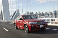 「X4 xDrive35i」が0-100km/h加速に要する時間は5.5秒。エントリーモデルの「X4 xDrive28i」では6.4秒と公表される。
    