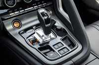 トランスミッションは3グレードとも8段ATを採用。センターコンソールには走行モードやエキゾーストサウンド、ESP制御などの切り替えスイッチが備わる。