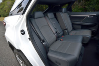 後席には、前後方向へのスライド機構と、リクライニング機構が備わる。