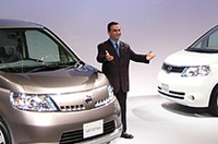【写真上】新型「セレナ」【写真下】中央でポーズをとるのは、カルロス・ゴーン日産自動車社長