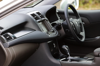 水平基調になったインストゥルメントパネルは、センター部の張り出しが特徴。サイドミラーをドアパネル直付け。Aピラー付け根の視界確保が図られた。