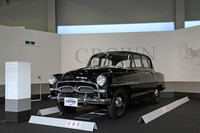 「トヨダAA型乗用車」に始まる実車展示は1951年「トヨペットSA」、53年「トヨペット・スーパー」、そして55年に登場した初代「トヨペット・クラウン（RS）」（写真）へと続く。トヨタ車、そして国産乗用車中、もっとも古い歴史を持つクラウンは、トヨタ創立75周年のうち57年を背負ってきた文字通りの看板車種である。