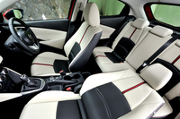 「XDツーリング Lパッケージ」の室内。「Lパッケージ」を選択するとシートがハーフレザー（クロス／レザー）となるほか、インパネやセンターコンソール側面、ドアトリムなどもオフホワイト（合皮）のデコレーションが施される。