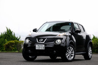 「日産ジューク」は、ベーシックな「15RS」と、装備充実の「15RX」（＝今回のテスト車）、2グレードのラインナップ。発売1週間後の受注状況は、後者が98％を占めているという。
【テスト車のオプション装備】
キセノンヘッドランプ＝6万3000円／バックビューモニター＋カーウイングスナビゲーションシステム＋ETCユニット＋ステアリングスイッチ＝30万9750円／インテリジェントキー＋プッシュエンジンスターター＋電動格納式リモコンカラードドアミラー＋Sパック＋エンジンイモビライザー＝13万6500円＋17インチタイヤ＋アルミホイール＝8万4000円