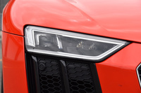 「V10」にオプションで、「V10プラス」に標準で装備されるレーザーハイビーム機能付きLEDヘッドランプ。耐久レースの競技車両に用いられていた技術で、ヘッドランプの機能に加え前方にレーザー光を放つことで、夜間の視認性を高めることができる。