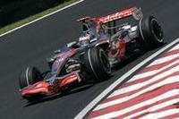 マクラーレン移籍前のアロンソの弱点は、チームメイトが自分より速いときに多々みられた。予想以上のパフォーマンスを発揮するチームメイト、ハミルトンに焦りを募らせるチャンピオン。チーム批判やネガティブな言動により次第に孤立の度合いを深めていった。タイトルを守れなかったばかりか、チャンピオンとしての品格に疑問符がつくシーズンに。（写真＝Mercedes Benz）