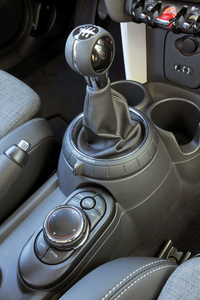 5MTのシフトレバーまわり。レバー基部のリングがドライビングモードの切り替えスイッチとなっている。