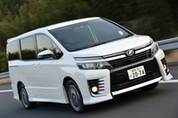 高速道路を行く「ヴォクシーZS」。エクステリアの“毒気”を、エアロパーツでさらに強めたとされる個性派グレードだ。
    