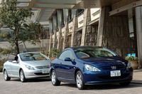 前が「307CCプレミアム」、後ろが「307CC S16」。外観上の違いは、ホイールサイズ／デザインぐらいである。