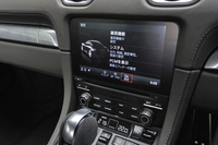 「718ケイマン／718ケイマンS」は、スマートフォンと連携できるインフォテインメントシステムを標準装備。オプションで、インターネットを介した拡張サービスも利用できる。