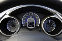 「フィットハイブリッド」では、メーター類の基本カラーがブルーになる。スピードメーターは、エコドライブを行うとグリーンに色が変わる。ホンダはこれをアンビエントメーターと呼ぶ。スピードメーターの中央にはマルチインフォメーションディスプレイと呼ばれる小窓があり、エコドライブ度を示す「ECOガイド」やハイブリッドシステムの作動状況を表すエネルギーフローなどの情報を切り替えて表示する。