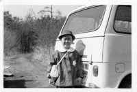 女房の実家の写真箱から。幼稚園入園とともにやってきたという2代目「スバル・サンバー」（1967年）。 