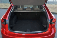 ラゲッジルームについては従来モデルから大きな変更はなし。テールゲートと一緒に開閉するトノカバーは一部がシースルーとなっている。（写真をクリックすると、シートの倒れる様子が見られます）