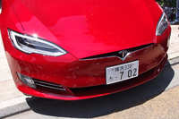 マイナーチェンジされた「モデルS」のフロントまわり。グリルを思わせる従来のノーズコーンは廃され、全体がフラッシュサーフェス化された。