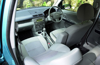 前席で1358mm、後席で1348mmのショルダースペースは、クラストップレベルと謳われる。前席は、シート幅が38mm拡大された。運転席には、ラチェット式のハイトコントロールがつく。