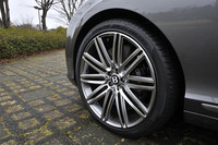 テスト車には、オプションの21インチ・スピードアロイホイールとカーボンセラミックブレーキが装着されていた。タイヤサイズは275/35ZR21。