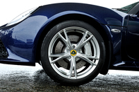 試乗車にはサーキット走行専用タイヤといっていいピレリPゼロ トロフェオが装着されていた。