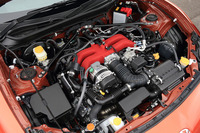 MT車のエンジンについては吸排気系を中心に改良が施され、最高出力が207psに、最大トルクが21.6kgmに高められた。赤い結晶塗装が施されたインテークマニホールドが目印。