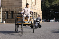 朝一番に披露された世界初のガソリンエンジン搭載自動車である「1886年ベンツ・パテント・モトールヴァーゲン」と「i-REAL」のランデブー走行。