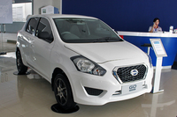 ダットサンのショールームに展示される、LCGCの「GOパンチャ」。
    