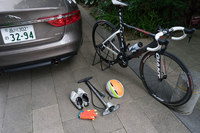 今回のお荷物はこれだけ。ロードバイクと空気入れ、ヘルメット、手袋、シューズだけである。