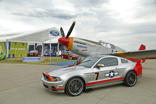 「レッドテールズ」と呼ばれた「P-51マスタング」戦闘機と「フォード・マスタング」。