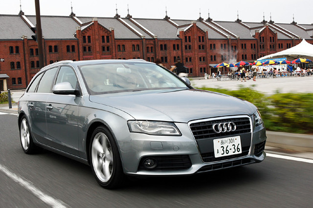 アウディA4アバント3.2 FSI クワトロ（4WD/6AT）／1.8 TFSI（FF/CVT