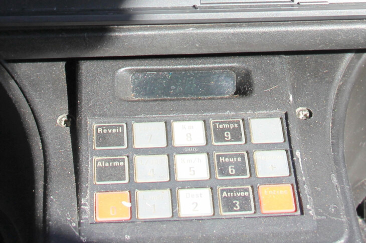 欧州で「BX」のオートマチック仕様は希少だったので、本文に記したAレンジをお見せできないのが残念。代わりに、いわゆるドライブコンピューターの操作パネルを。こちらもフランス語である。