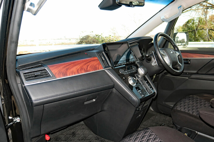 三菱デリカD：5 SNOW SURVIVOR（インストゥルメントパネルまわり）