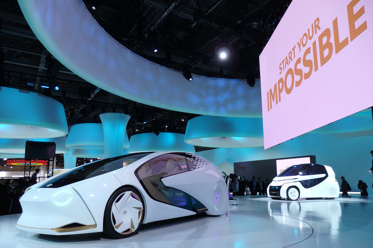 東京モーターショー2017におけるトヨタブースの様子。モビリティーの未来を示すコンセプトカーを否定するつもりは（あまり）ないのだが、どれも似たり寄ったりだし、いまひとつ心がときめかないのはワタシだけ？